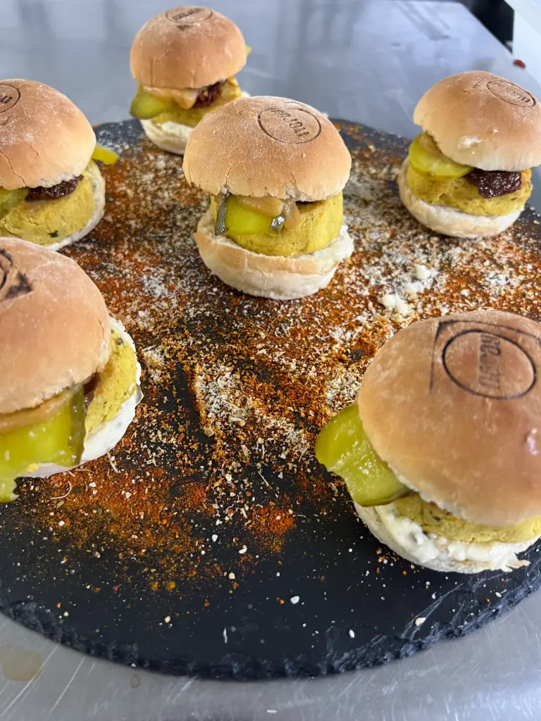 Hamburguesa de lentejas rojas, pepino holandés, tomate seco y salsa tartara XS