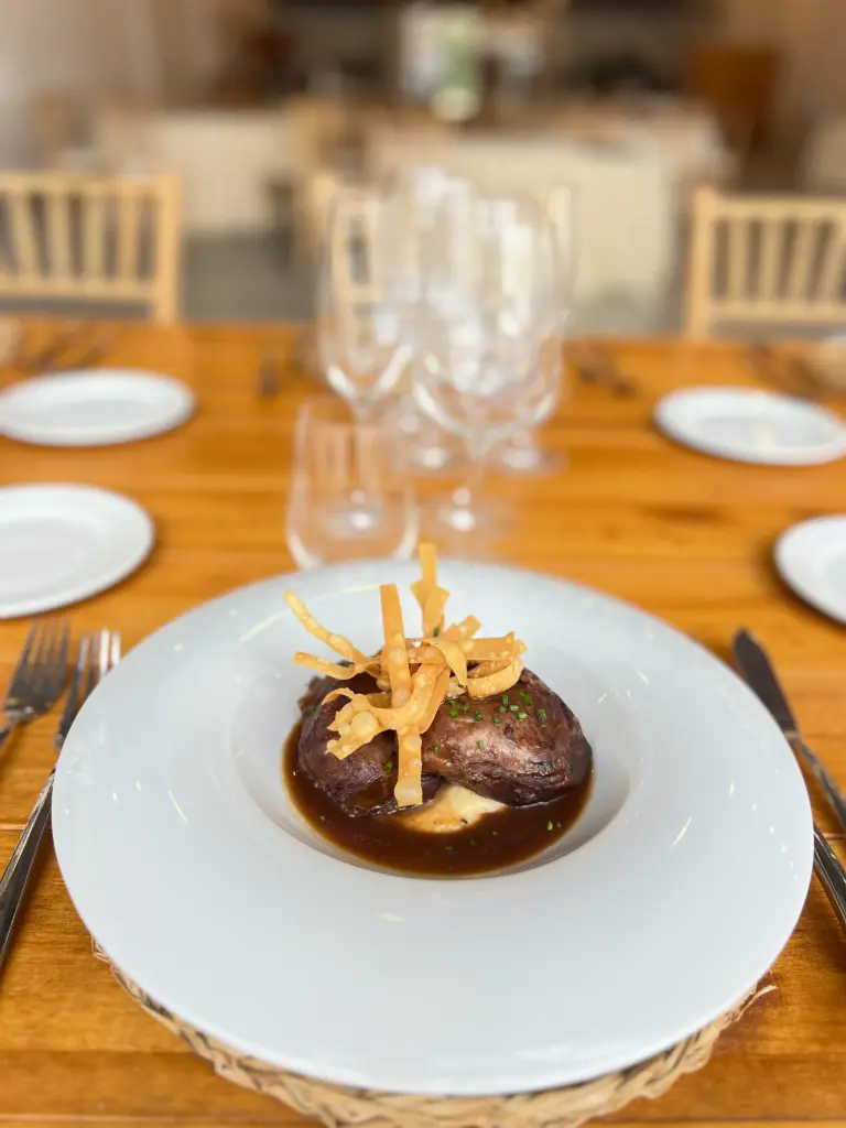 Carrillera al chocolate con puré de chirivía y mantequilla con maíz crujiente (r)