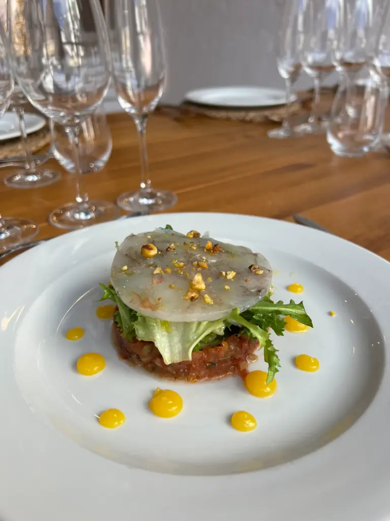 Ensalada de carpaccio de langostinos con tartar de tomates y encurtidos con gel de mango y crujiente de kikos