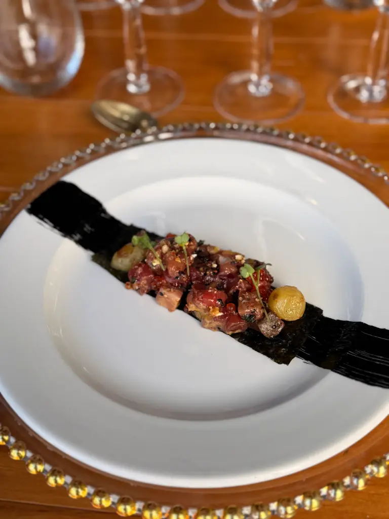 Nigiri de tartar de atun marinado, sesamo dorado y uva asada New
