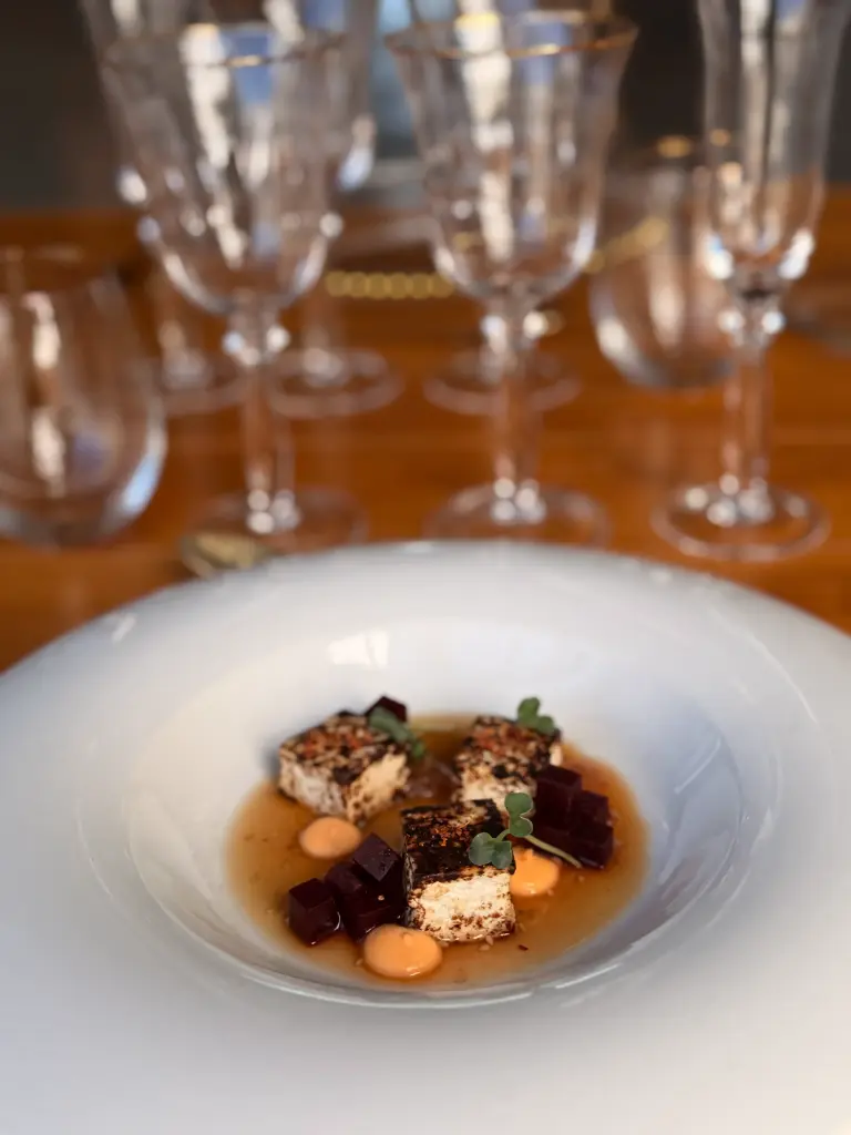 Tofu braseado, cremoso de boniato y remolacha en su jugo de verduras New