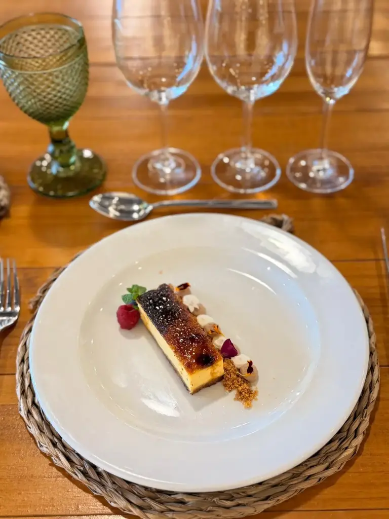 Lingote de Creme brulee flameado con crumble de almendra y mousse de turron