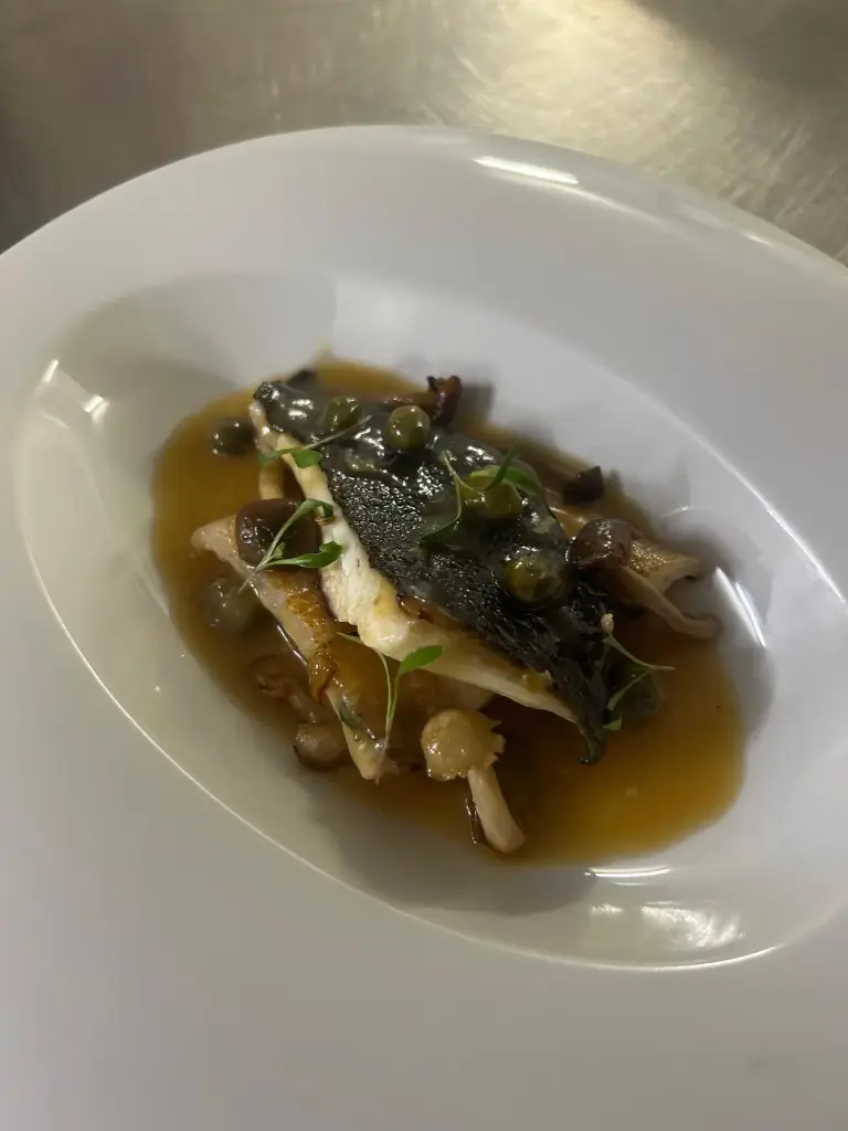 Rodaballo braseado con setas Shimeji, menier de carabineros y alcaparras New