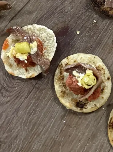 [APF034] Coca dacsa con anchoa, piparra y huevo (r) XS