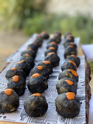 [APC022] Buñuelo negro de bacalao en tempura con mayonesa de siracha (r) XS