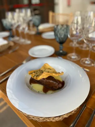 [SEG051] Melosa carrillera de vaca vieja con emulsión de patata a la trufa negra  y crujiente de maíz (r)