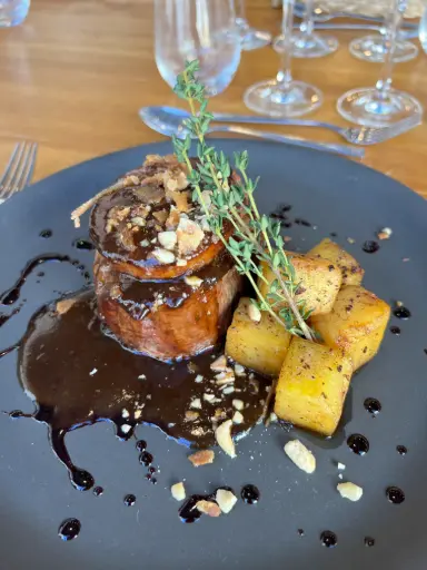 [SEG084] Solomillo de ternera con foie al oporto, polvo de panceta y avellanas garrapiñadas con patatas trufadas