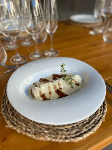 [SEG017] Canelon de meloso rabo de toro con polvo de parmesano y bechamel de foie