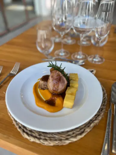 [SEG083] Solomillo de cerdo duroc con dados de patata confitada al romero y cremoso de zanahoria asada