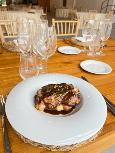 [SEG027] Codillo asado con cremoso de chirivía y vainilla con reducción de su jugo (r)