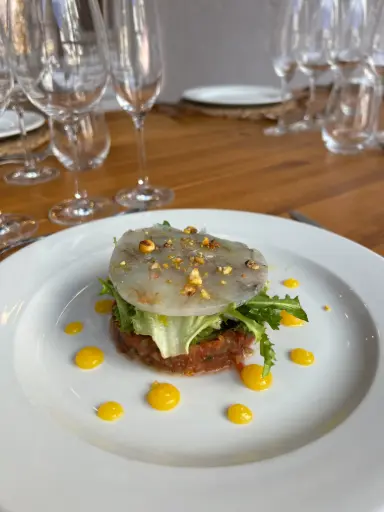 [PRI040] Ensalada de carpaccio de langostinos con tartar de tomates y encurtidos con gel de mango y crujiente de kikos