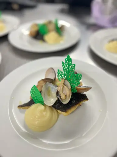 [PRI091] Rodaballo con emulsión de limón, cremoso de patata y almejas de carril