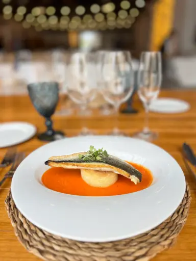 [PRI071] Lubina del mediterraneo en crema de pimientos del piquillo