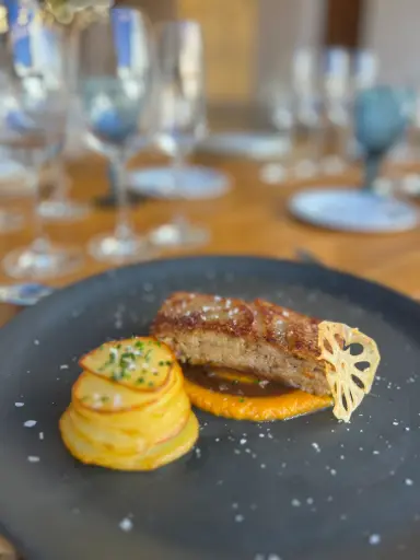 [SEG042] Lingote de cochinillo con cremoso de zanahoria asada y raíz de flor de loto