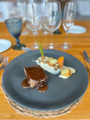 [SEG031] Costillar Black Angus con huerto de verduritas y Vichyssoise  de puerro a la brasa