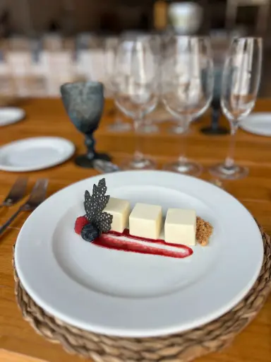 [POS040] Panacotta de chocolate blanco, frutos rojos y confitura casera de cereza