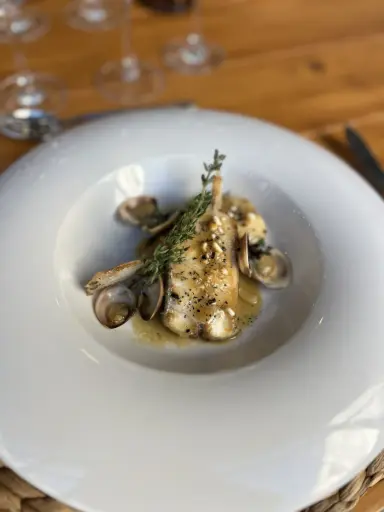 [PRI090] Rodaballo con emulsión de limón y tomillo limonero, almejas y crujiente de avellanas