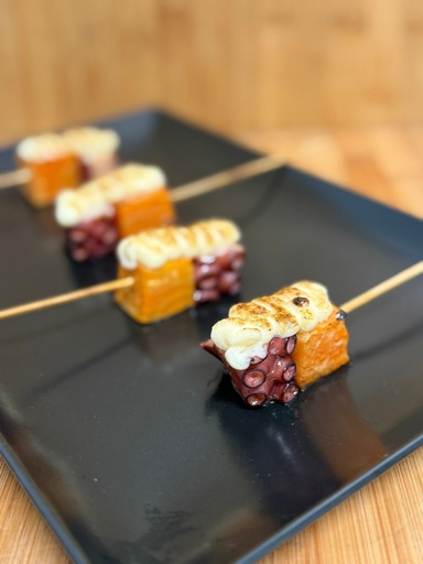 [APC020] Brocheta de pulpo y calabaza glaseada con allioli de soja y sésamo XS New
