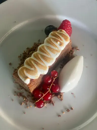[APP005] Brownie de cacao con caramelo salado, merengue suizo, helado y sopa de chocolate