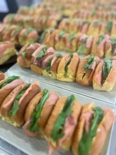 [APF021] Brioche de salmon con aguacate, queso crema y rucula