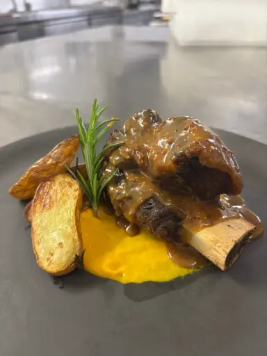 [SEG032] Costillar Black Angus en mostaza antigua, boniato y patata confitada al romero