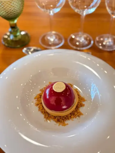 [POS048] Semi esfera de chocolate blanco relleno de compota de ciruela y crujiente de almendra New