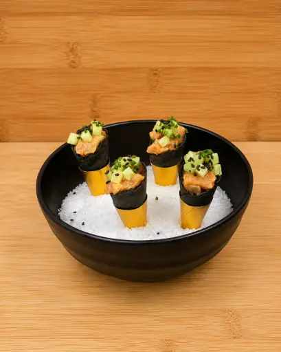 [APF091] Salmón cítrico y picante sobre cucurucho de sésamo negro