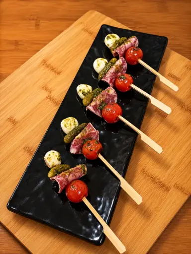 [APF023] Brochetita de cherry confitado, salchichon iberico y mozzarella.